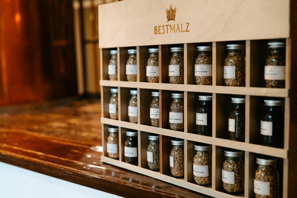 Auf dem Bild sieht man ein Regal voller Malz.
